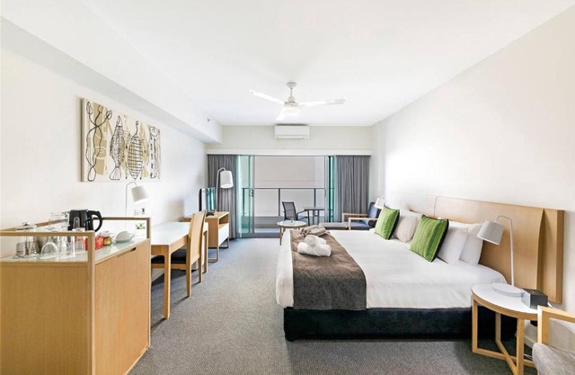 Resort-Style Sister Studios - Double Delight in the CBD