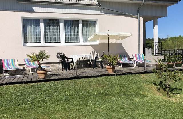 Relájese y descanse en un acogedor apartamento con una gran terraza.