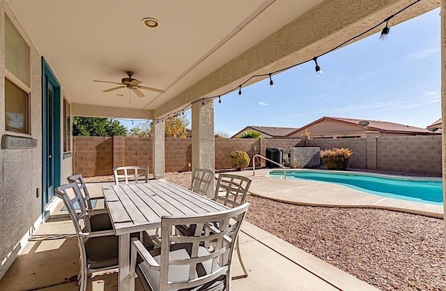 * NUEVO EN VRBO * ¡Retiro en SanTan! ¡Casa privada de 4 habitaciones con piscina climatizada, mesa de ping pong y sala de juegos!