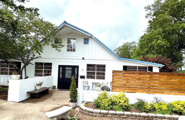 Retro-Chic House at Grand Lake w/ Hot tub Sleeps 12. Minutes from boat ramp!