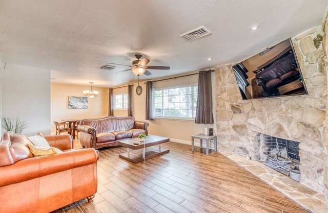 2730 W Bullard XLARGE · X-Large Spacious Delux House ★ Fastest Wi-Fi