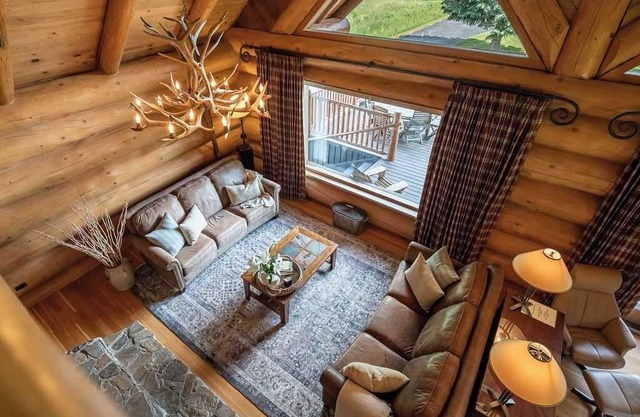 Revelstoke House - Luxurious Log Home