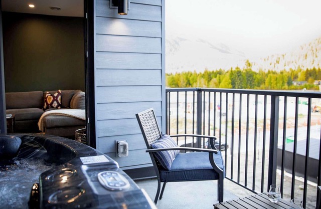 Revy Rendezvous-Top floor, pet friendly condo with private hot tub