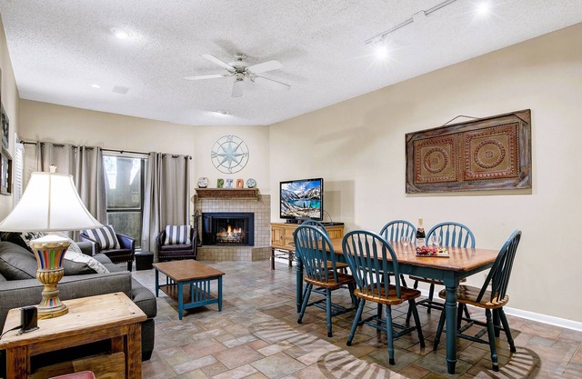 River Condo Next to Schlitterbahn Water Park!