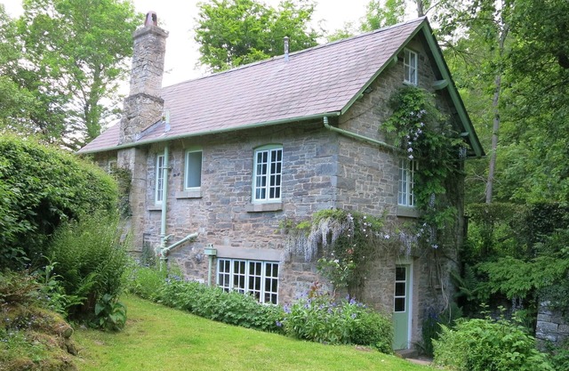 River cottage Sleeps 6 (option to 7), Views to River & Woods, cuna ferroviaria de 1880