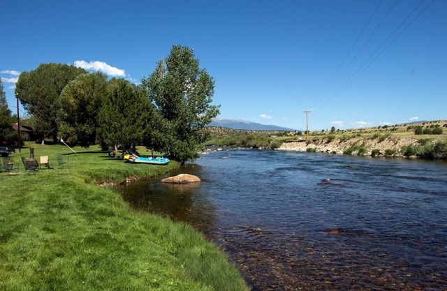 Acceso privado al río, Jacuzzi, Terraza / Parrilla, Casa de huéspedes independiente, Chiminea, Wifi