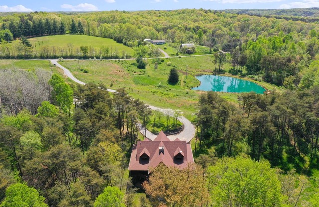 Lodge de lujo para 22 personas, jacuzzi, wifi, chimeneas, cubiertas cubiertas, 12 acres, estanque