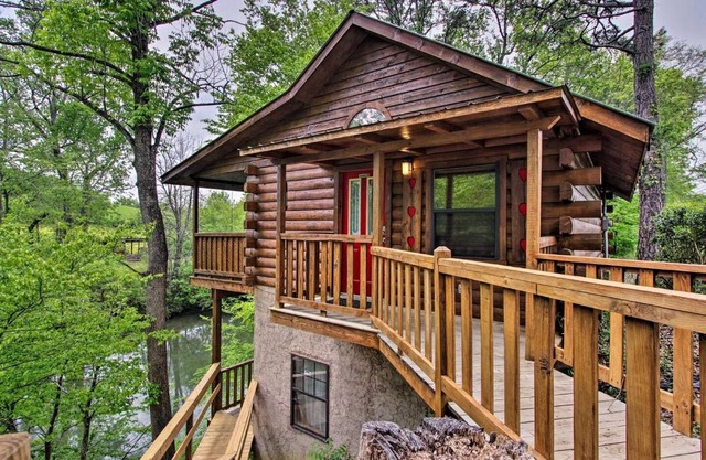 River Rush- Cozy Riverfront Cabin 5 Mi to Pigeon Forge