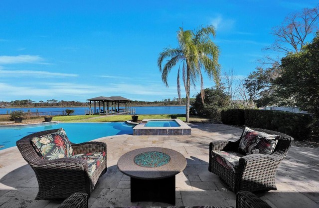"River Sanctuary"--Pool Home on River frontage-- 4000 sq. ft. Sleeps 8