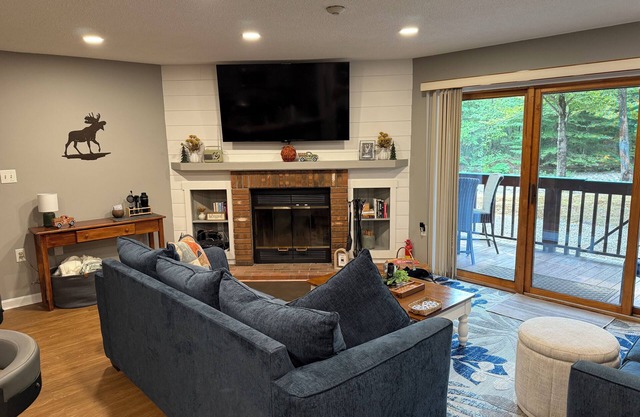 Deer Park Condo, w/AC, mins to Loon! Resort: indoor pool, pond, river access.