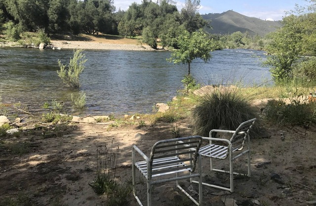 Cabaña frente al río en Coloma!