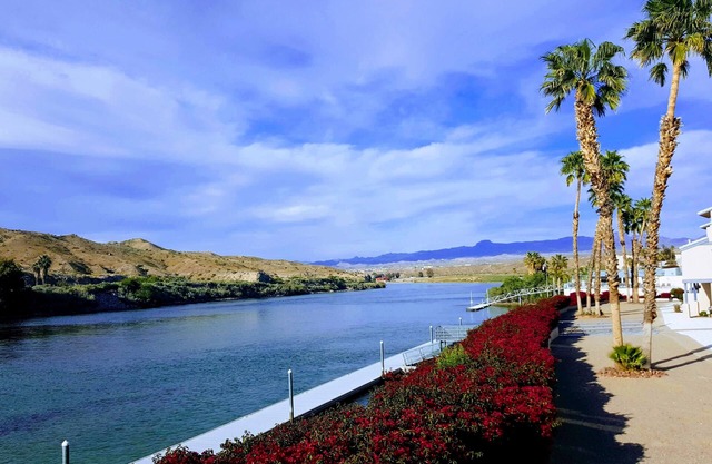 Condominio frente al río con comodidades similares al resort