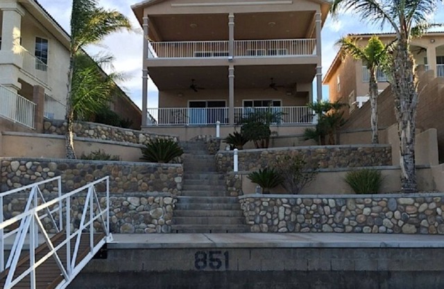 Casa frente al río / espaciosas cubiertas de entretenimiento superiores e inferiores con excelentes vistas.