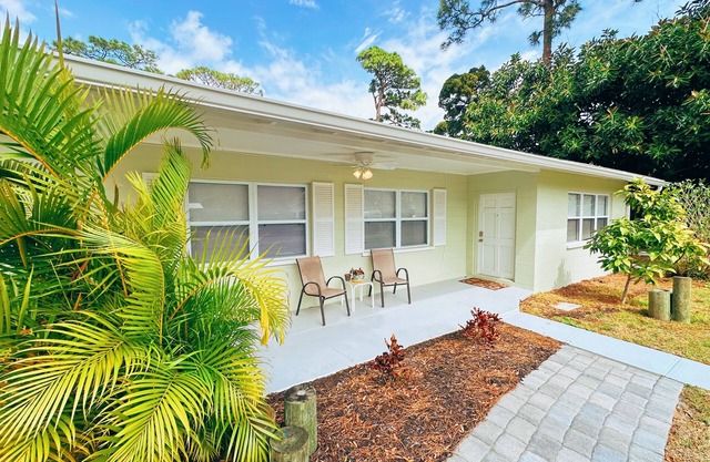 Riverside Retreat - 3 Kayaks, minutes from the beach, shops and great food!