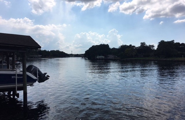 Retiro junto al río con vistas panorámicas al río y puestas de sol Recién renovado en octubre de 2016