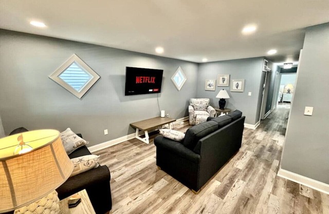 Modern 3BR, 2BA, w/ Outdoor TV