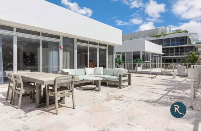 Roami at 250 Collins | Rooftop Pool | Next to Beach