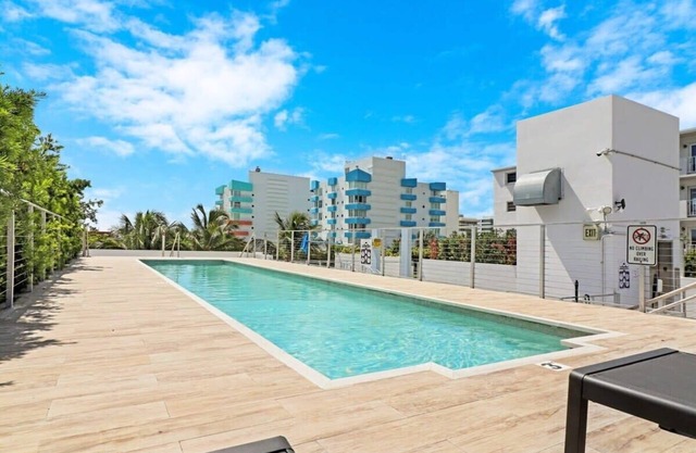 Roami at 250 Collins | Rooftop Pool | 3 Bedroom