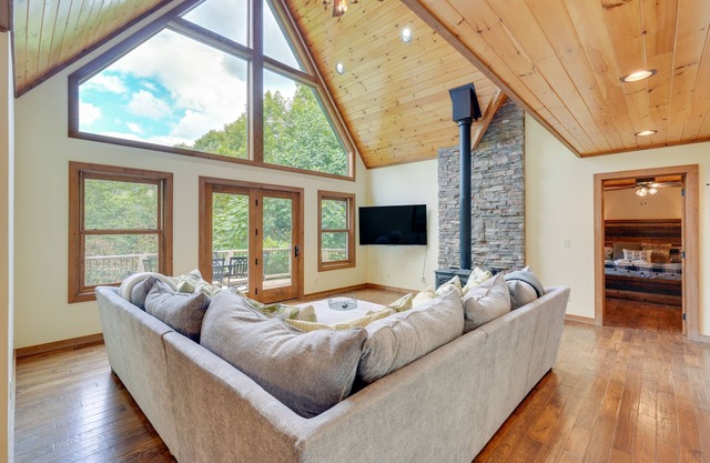 Roan Mountain Home w/ Deck Near Appalachian Trail!