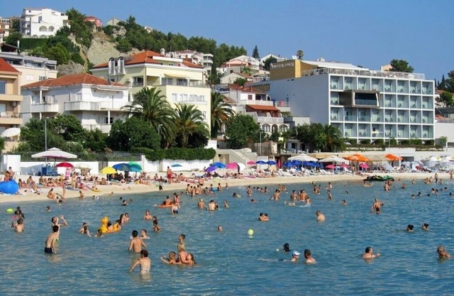 Robi - 50m From Beach - SA4
