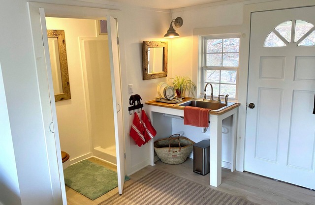 Robin's Nest Studio in Woodstock with garden view of Ashokan