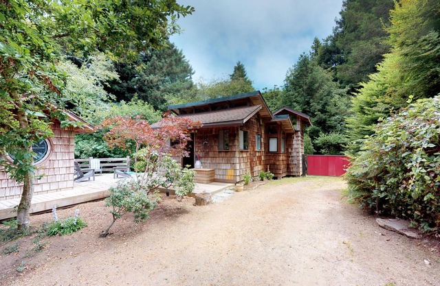 Cabaña Rocky Creek ~ ¡Un tranquilo retiro arbolado con sauna personalizada!