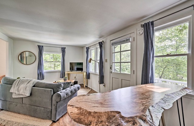NUEVO-Chic Rocky Mount Home w / Deck-Walk to Boat Ramp