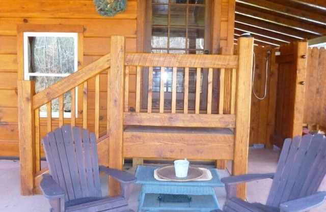 Romántica cabaña Creekside 5 * de lujo para 2 * 28 acres * Jacuzzi * Pan casero