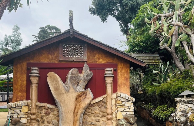 Secluded Cottage on Private Estate 23 acres. Hiking and parks nearby.lovely deck