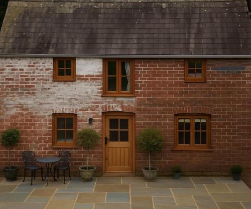 Romantic Country Cottage with log burner, garden patio, outdoor tub and country views- Brecon Beacons National Park