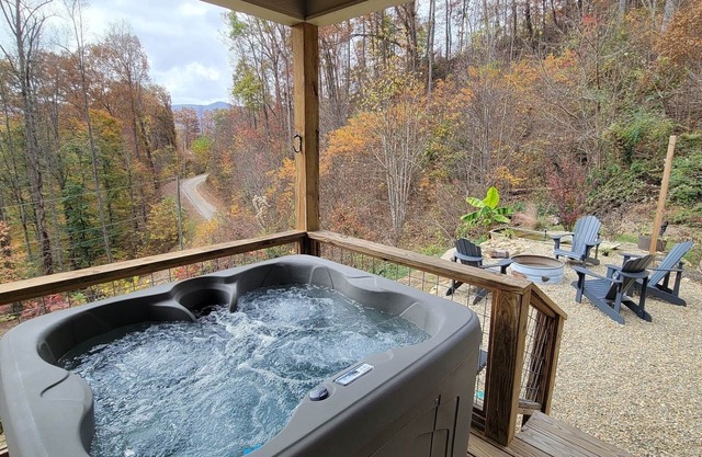 Romantic Getaway starts here! Views, Dog Friendly, Hot Tub, Polar Express