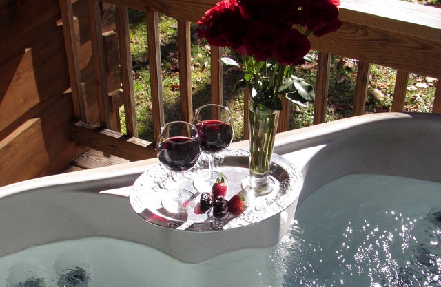 Romántica cabaña de madera con bañera de hidromasaje, cascada, wifi, parrilla de gas, hoguera creek