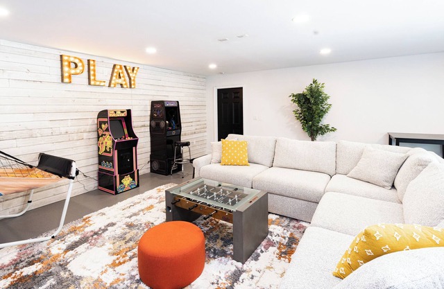 Romantic, relaxing container style home in river community, near wineries