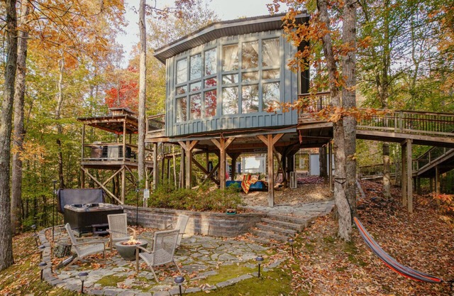 Romantic Treehouse w/ Sauna, Hot Tub & Pickleball!