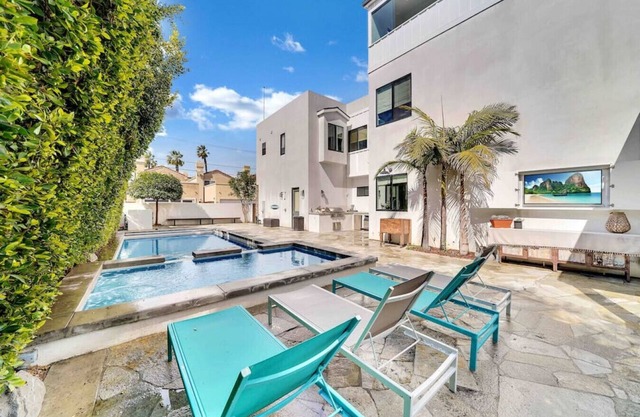 Rooftop Air Show Viewing / 2 min walk to beach / private pool