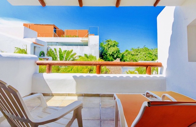 Deluxe Jacuzzi Balcony Room With Swimming Pool Air Conditioning and Parking