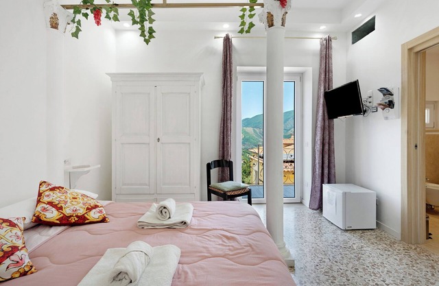 Habitación 'Pompei Con Vista Vesuvio' con vistas a la montaña, Wi-Fi y aire acondicionado.