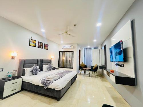 Roomshala 183 Hotel Aroma