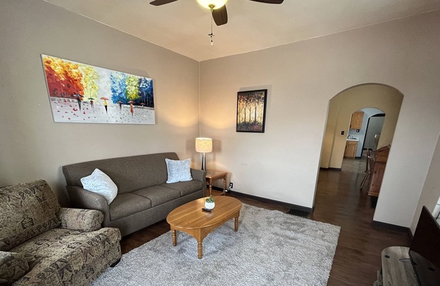 Roomy 1 Br House on The Hill! Mins to Attractions