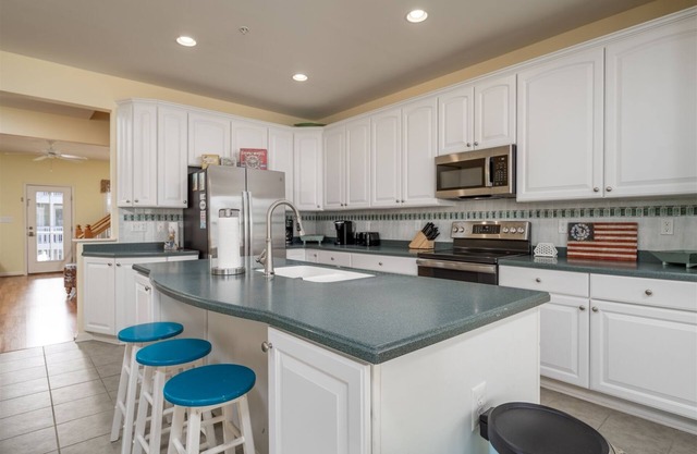 Roomy Townhouse, close to the POOLS, 6 Beach Chairs, FREE Linen & Towel Package!