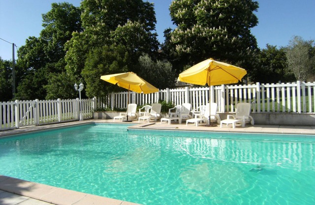 Casa rural Lapeyrotte con piscina y capacidad para 16 personas en Pays de Serres-Quercy