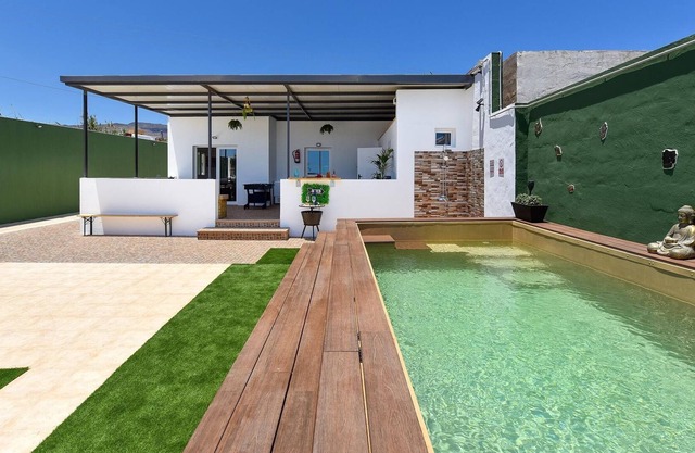 Casa rural de vacaciones para familias y grupos con una hermosa piscina privada