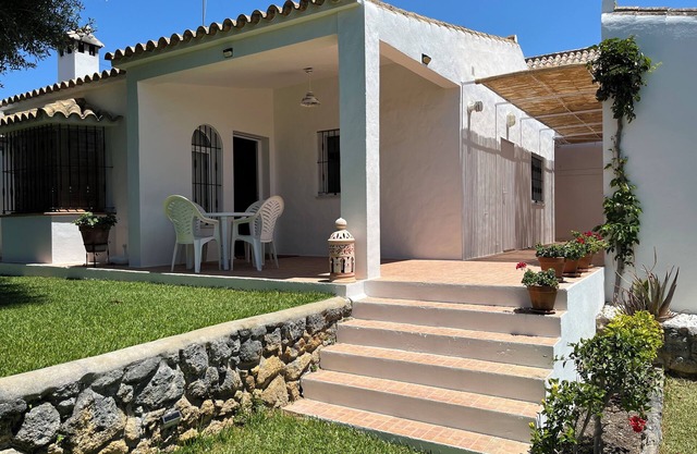 Casa rural en Los Caños de Meca, con jardín a un minuto de la playa y acantilado