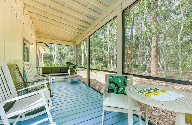 Rural Retreat! Florida Cottage w/ Screened Patio