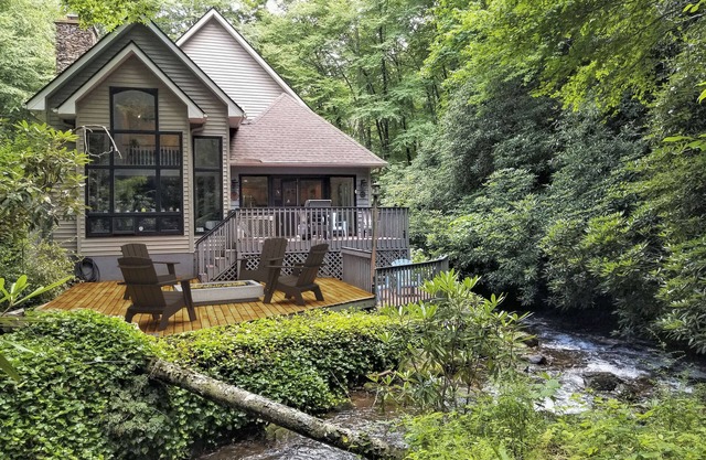 Rushing Water, Hot Tub, Big Deck, Firepit, Hiking, National Forest & Wi-Fi