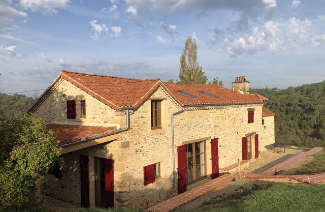 Casa rústica con piscina privada y pista de tenis