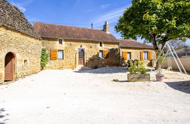 Casa rústica de piedra con jardín y chimenea cerca de Sarlat