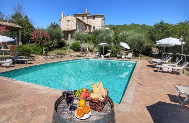 Escapada rústica con piscina y jardín