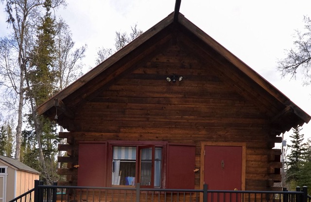 Rústica cabaña de pescadores del río Kenai