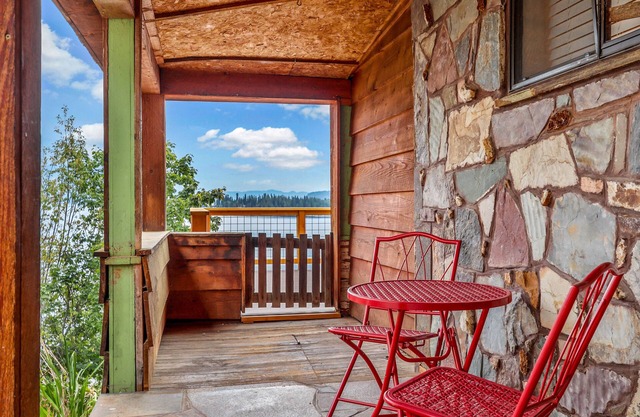 Hermosa cabaña con vistas a la montaña y al lago, una parrilla de gas y una gran terraza.
